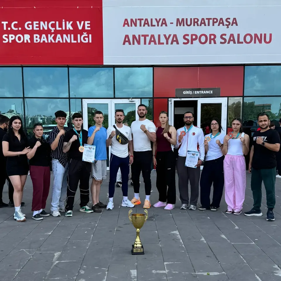 Antalya Spor Salonu önünde Ejderya ekibi ve kupa