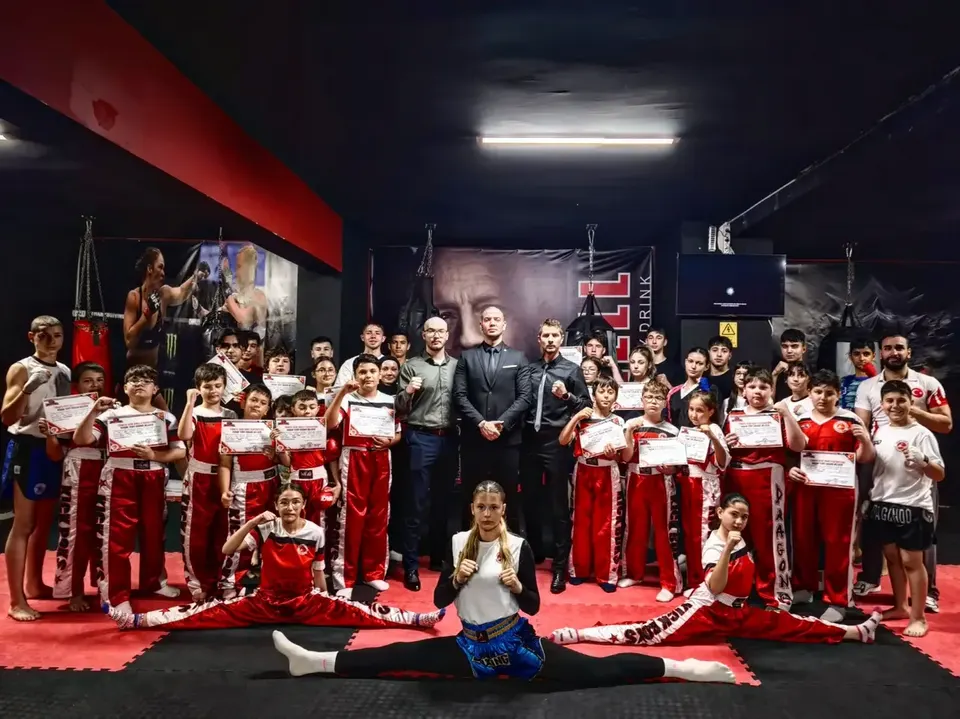Ejderya Fight Club salonunda kalabalık sporcu grubu